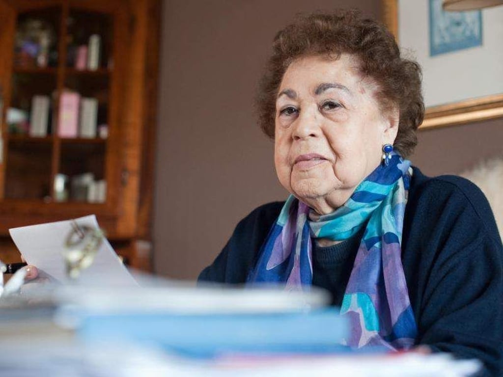Die Autorin Gisela Steineckert an ihrem Arbeitstisch. Foto: Klaus-Dietmar Gabbert