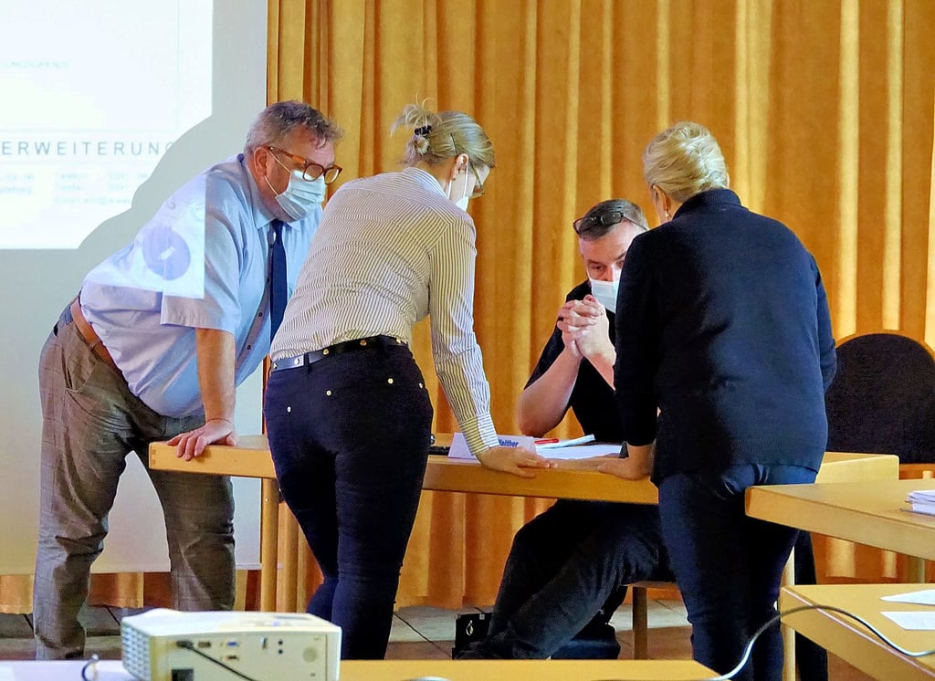 Berieten über das Verbleiben des beratenden Einwohners Damm im Saal vor der Sitzung des Finanzausschusses (von links): Bürgermeister Hans-Werner Kraul, Kämmerin Dörte Wulff, Ausschussvorsitzender Thilo Jörg Walther und Stadträtin Bogumila Jacksch.