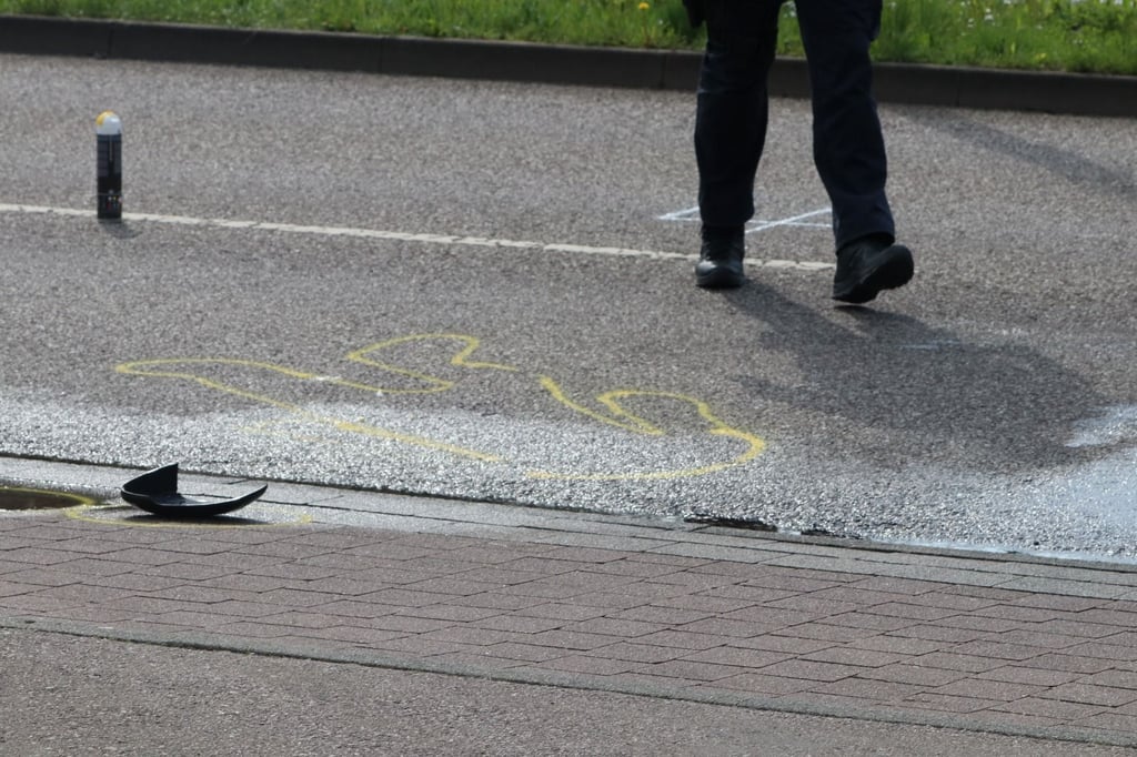 Eine aufgesprühte Markierung auf dem Boden in Form eines Körpers ist der letzte traurige Hinweis: Die Frau hat nicht überlebt.