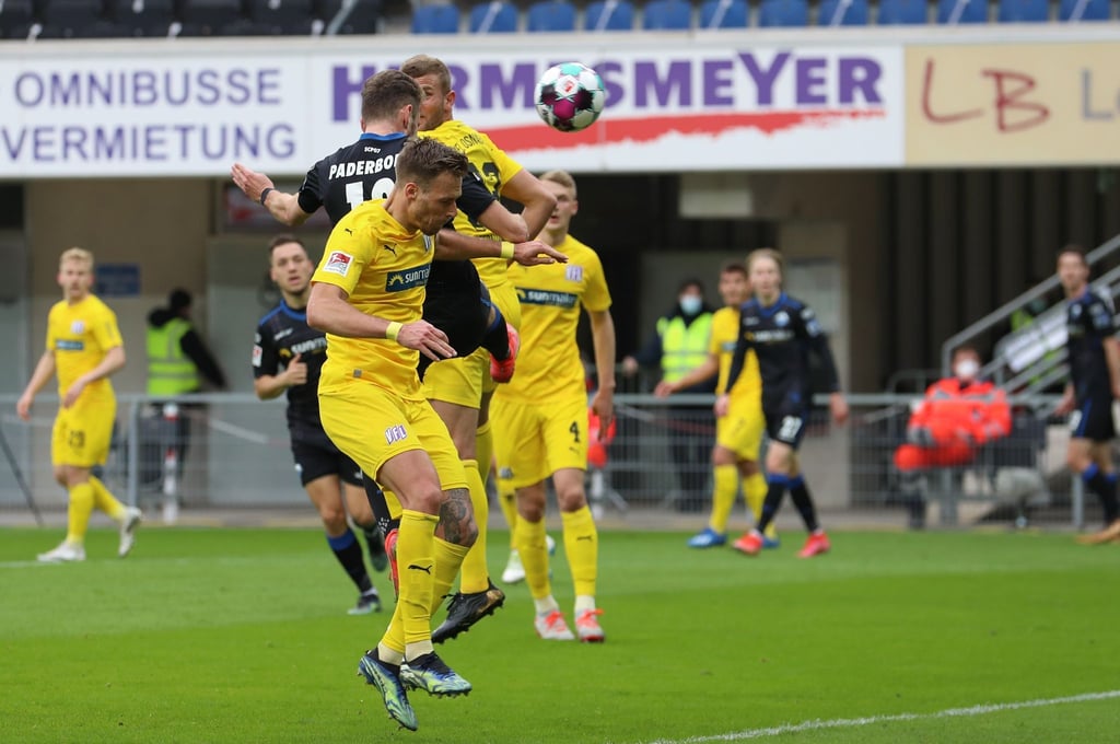 Dennis Srbeny (2.v.l) erzielte beim Paderborner Remis gegen Osnabrück das 1:1.