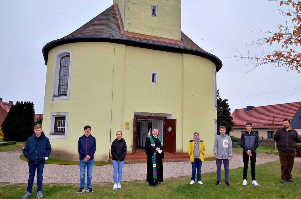 Diese sechs Konfirmanden stellten sich am Wochenende in der Kamernschen Kirche vor. Mit dabei waren Pfarrer Hartwig Janus und Gemeindepädagoge Andreas Gierke.