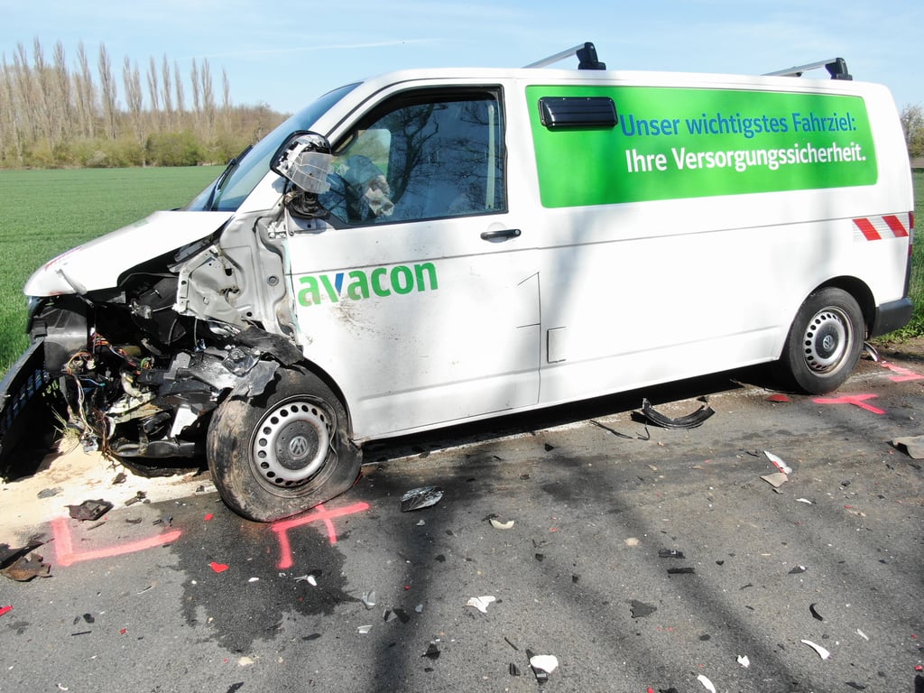 In einer Rechtskurve stieß der Motorradfahrer mit diesem Transporter zusammen.