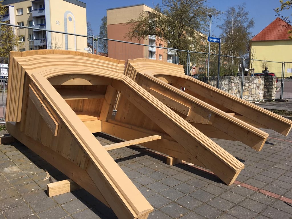 Zwei Gauben, gebaut von der Firma Meißner in Latdorf, liegen nahe dem ehemals fürstlichen Regierungsgebäude am Markt in Bernburg.