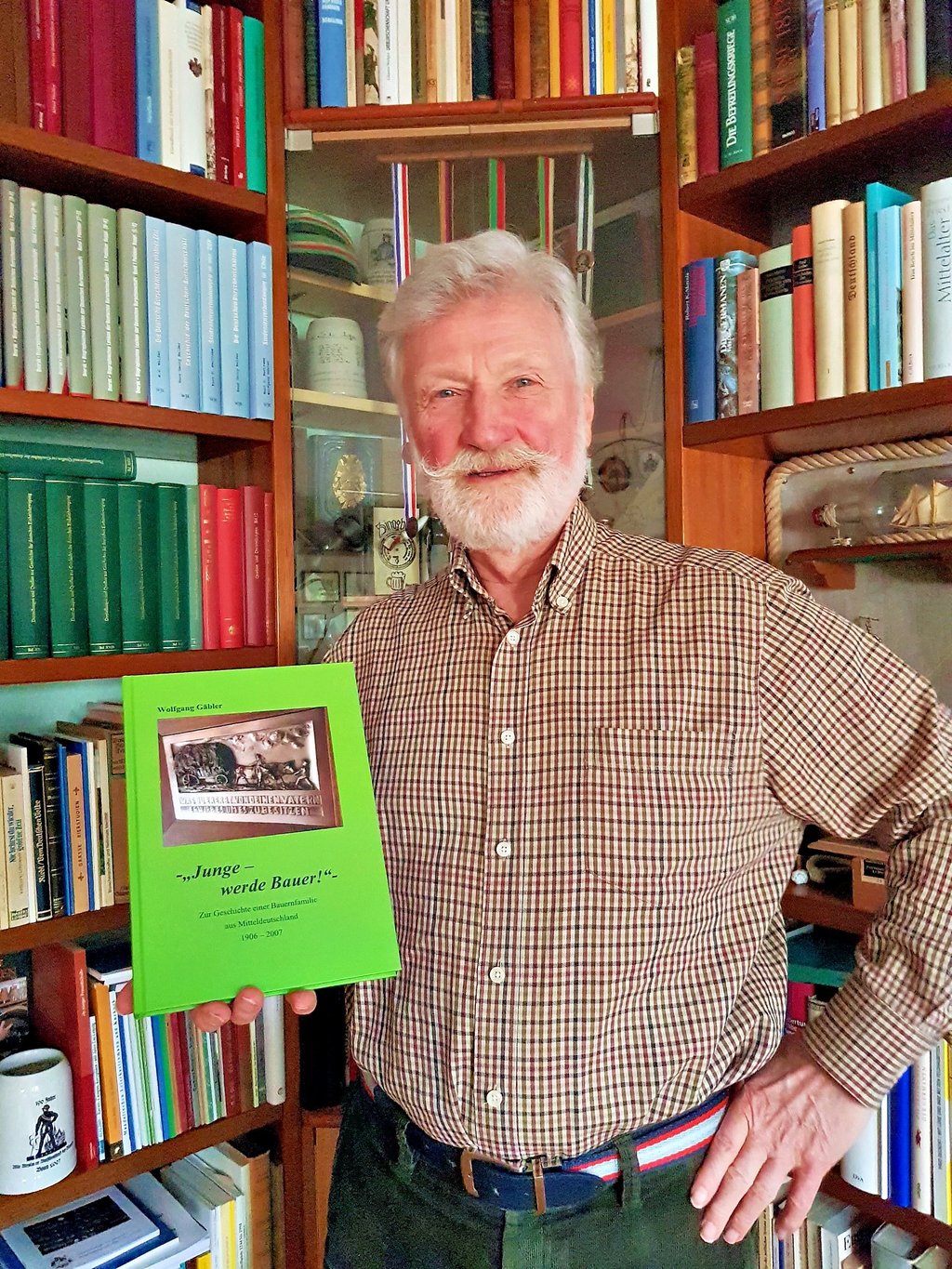 Wolfgang Gäbler hat ein Buch über die Geschichte seiner Teucherner Familie geschrieben.