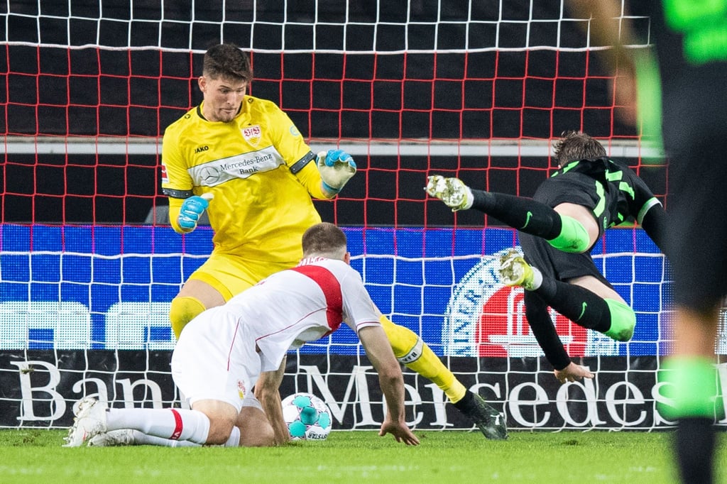 VfL-Torjäger Wout Weghorst (r) sorgte beim Wolfsburger Sieg in Stuttgart für die Vorentscheidung.