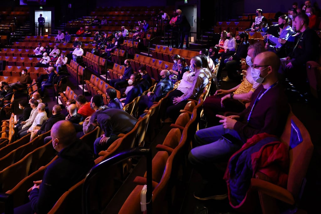 Zuschauer mit Mund-Nasen-Schutz sitzen im Crucible Theatre in Sheffield auf der Tribüne.