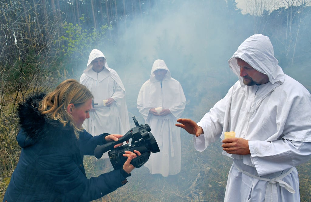 Die Traumszene. Drei Mönche kommen im nebeligen Wald auf Kamerafrau Lisa Buchholz zu.