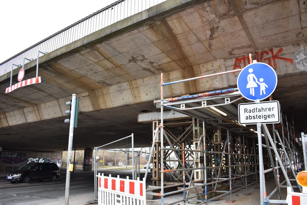 Noch sichern Stützen das Bauwerk. Diese werden vor der Sperrung demontiert.