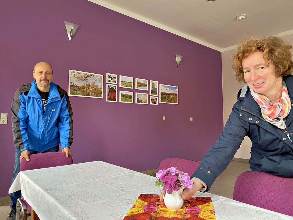 Jörg Röthling und Dana Nolte gehören zum Heimatverein in Nelben, der den Dorfgemeinschaftsraum saniert hat.