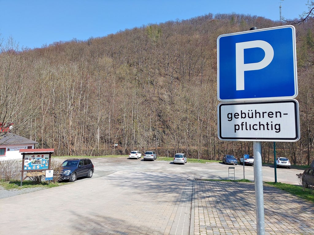 Der Ortschaftsrat fordert, dass auf dem Parkplatz neben dem Feuerwehrgerätehaus in Treseburg künftig keine Wohnmobile mehr parken dürfen sollen.