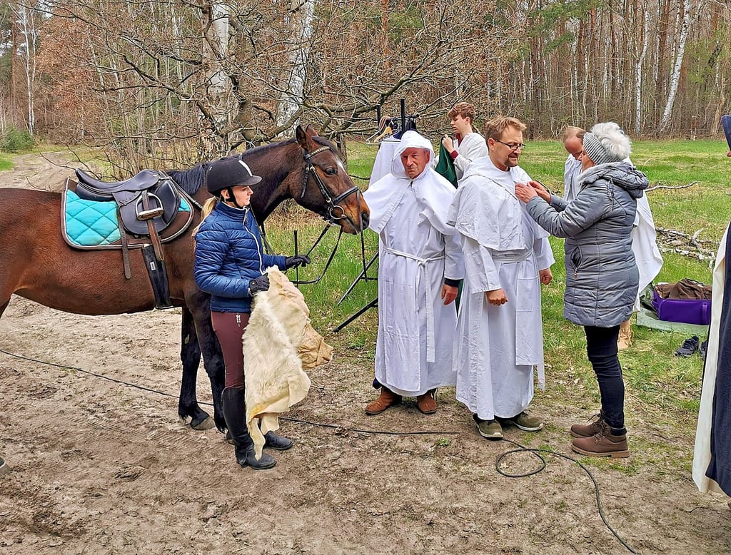 Vorbereitung der Reiterszene. Sophia Wagener wartet mit ihrem Pferd auf den Einsatz.
