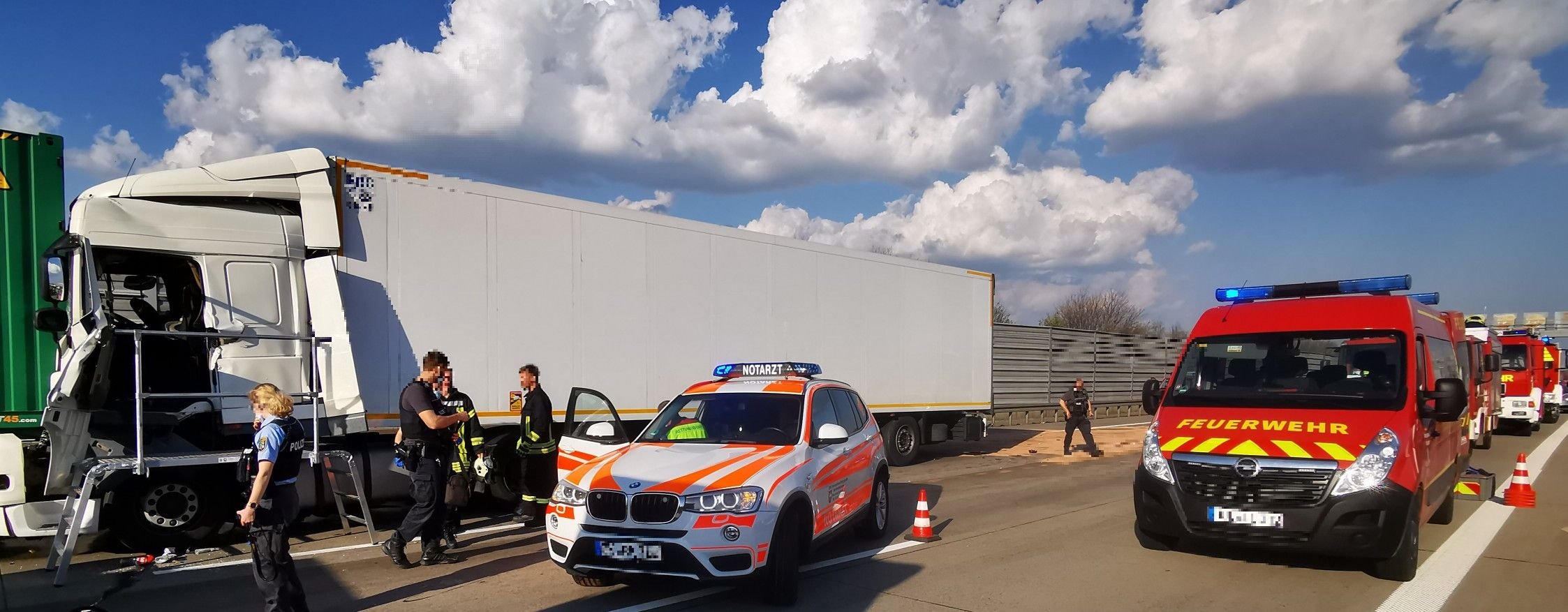 Feuerwehr Befreit Verletzten Lkw-Fahrer Aus Kabine Nach Unfall Auf Der ...