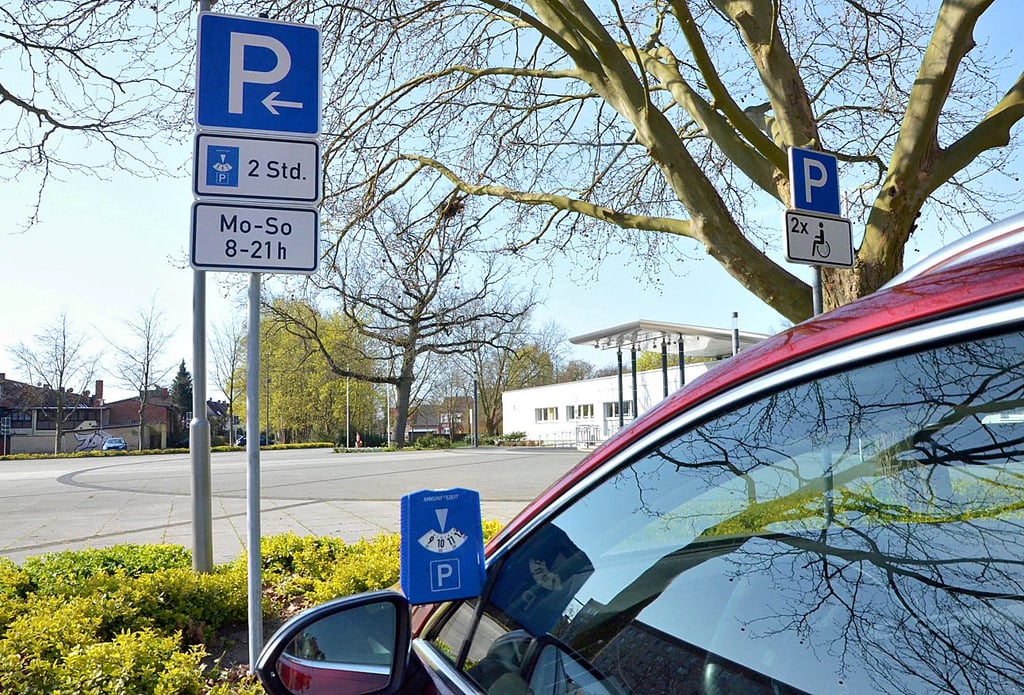 Am Kulturhaus darf nur noch maximal zwei Stunden geparkt werden. Dagegen hat Die Linke Widerspruch eingelegt.