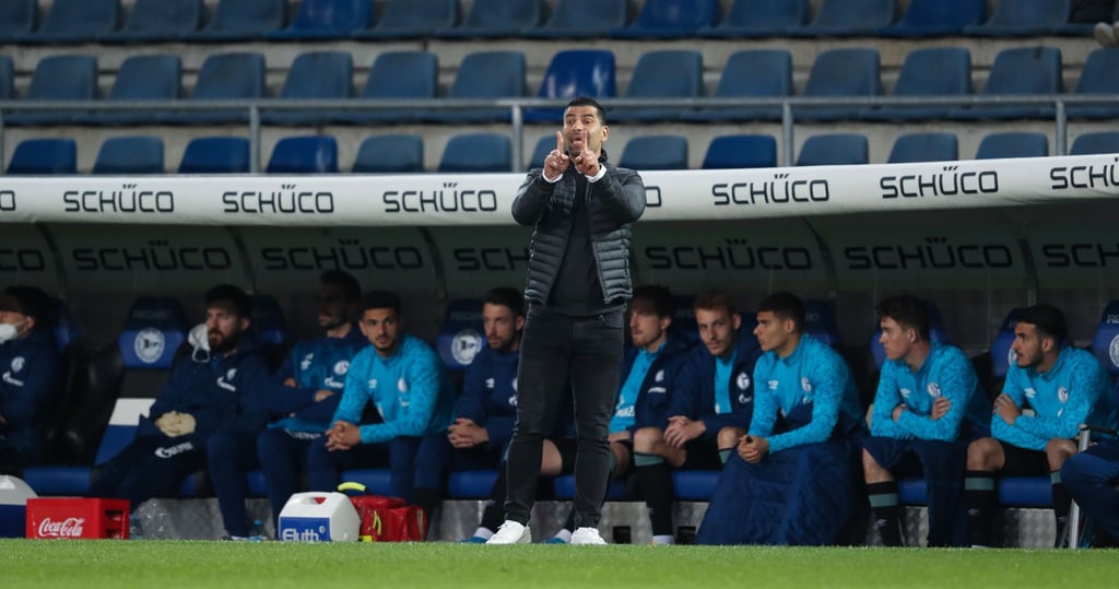 Schalkes Trainer Dimitrios Grammozis konnte bislang nur zwei Spiele mit Schalke 04 gewinnen.