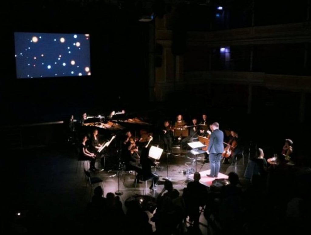 Das international renommierte Impuls-Festival organisiert stimmungsvolle Konzerte wie 2019 im Steintor-Varieté Halle.