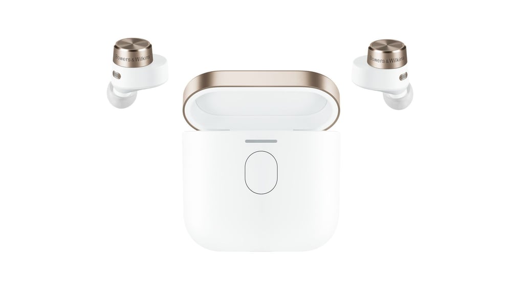 Doppelt ausgelegte Treiber, ein Bluetooth-Sender in der Ladedose und Aptx-Adaptive-Technologie zeichnen den neuen B&W PI7 (399 Euro) aus. Er ist auch in Schwarz verfügbar.