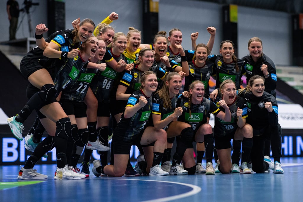 Die deutschen Nationalspielerinnen feiern die geglückte Qualifikation zur WM.