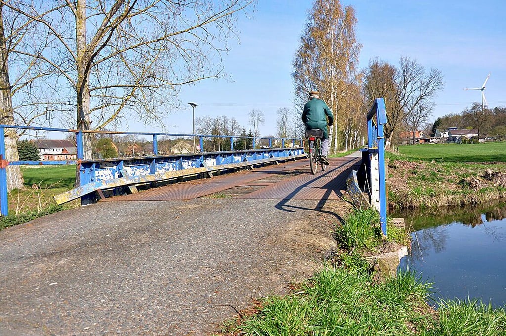 Für die alte Rossauer Bahnbrücke läuft die Zeit ab. Die Stahlkonstruktion wird abgerissen und durch einen Neubau ersetzt.