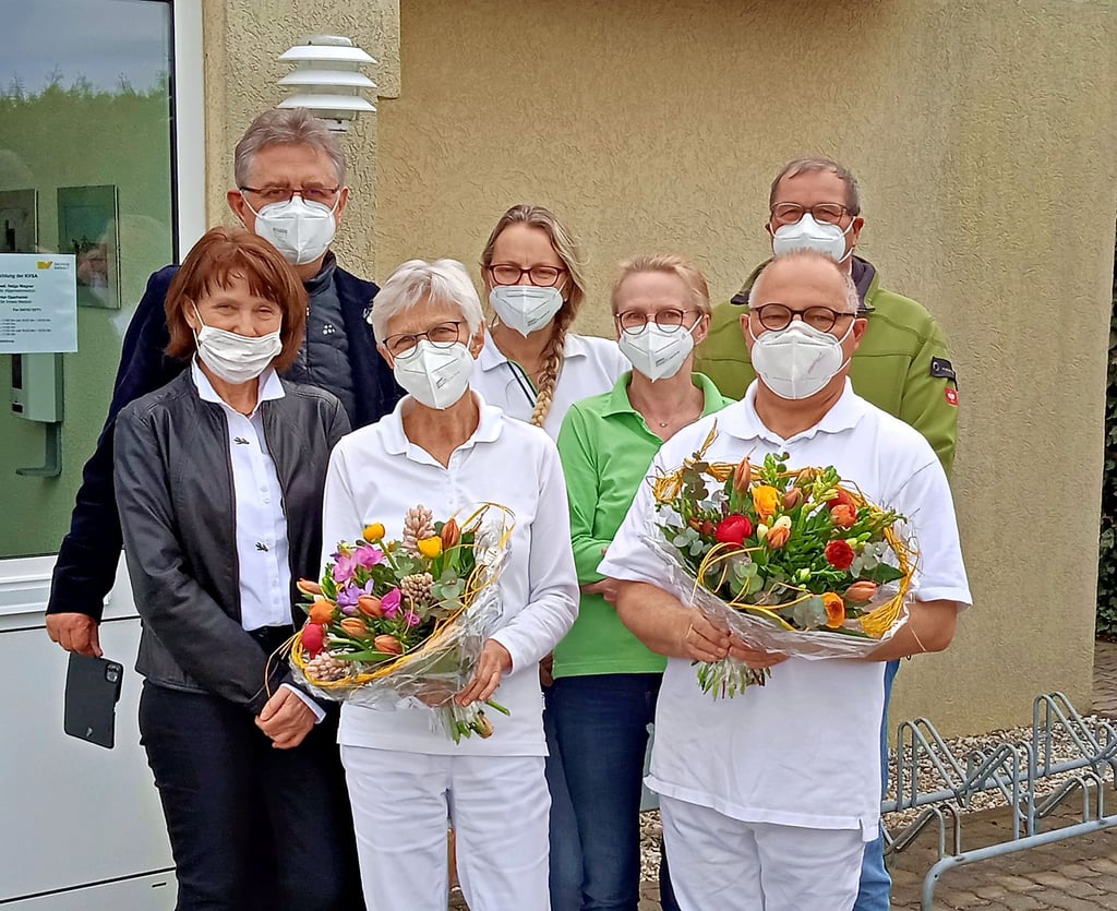 Ortsbürgermeisterin und Bürgermeister feiern mit dem Arzt- und Praxisteam den Erfolg, mit dem Internisten Artur Operhalski (r.) einen Nachfolger für die Hausärztin Dr. Helga Wagner (2.v.l.) gefunden zu haben. Foto: Rita Kunze