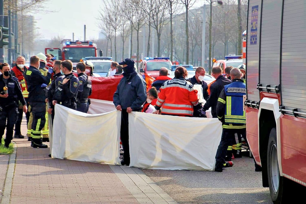 Nach dem Unfall auf der Magistrale halten Einsatzkräfte mehrere Laken hoch, um Neugierigen den Blick auf das Opfer zu versperren.