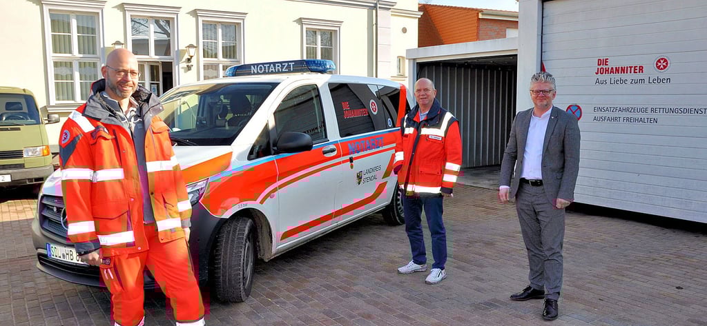 Peter Ruppert und Dr. Peter Hoffmann (von rechts), hier mit Notfallsanitäter Stefan Skibbe vor der Rettungswache in Havelberg, sehen die Notfallversorgung als gesichert an.