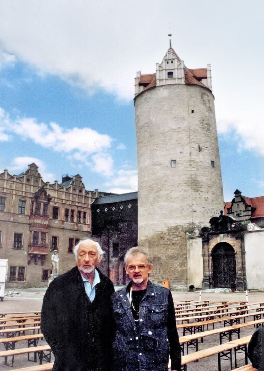 Karl Dall (links) und Ingo Insterburg besuchten 2004 den Bernburger Eulenspiegelturm, um in der Urstätte der Narretei die Türmerstube einzuweihen.