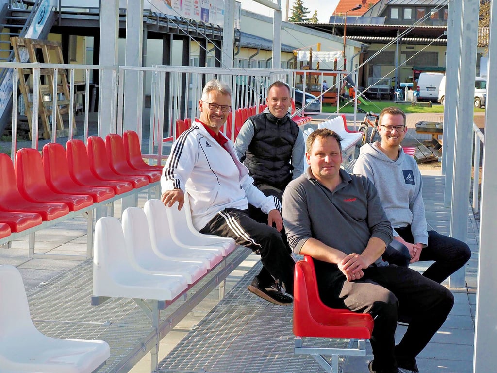 Das sind nur vier der Mitwirkenden beim Tribünenbau: Ulf Wagner, Rainer Dube, Andreas Binder und Bastian Hahmann (von links). Bei Fußballspielen werden sie als Funktionär, Trainer oder Spieler aber mehr am oder auf dem Spielfeld stehen.