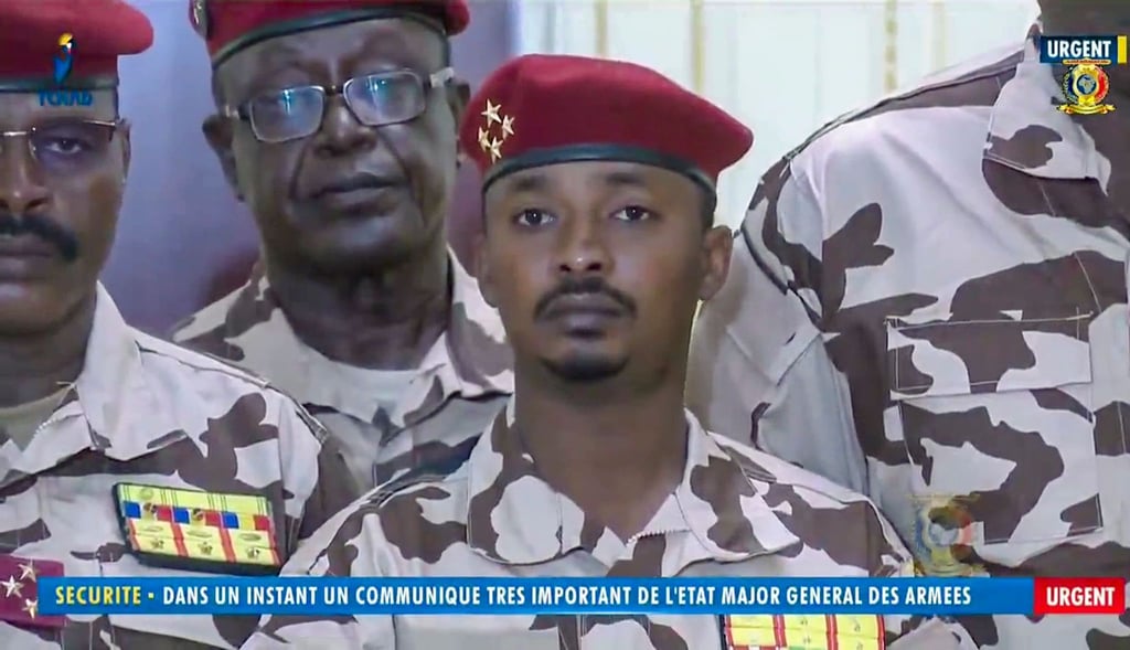 Mahamat Idriss Déby Itno (Mitte), Sohn des verstorbenen tschadischen Präsidenten, soll eine militärische Übergangsregierung führen.