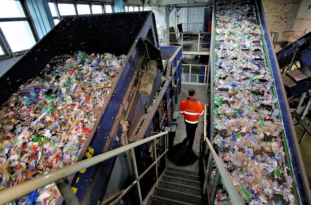 In riesigen Recyclinganlagen wie dieser in Rostock werden Leichtverpackungen sortiert und zur Wiederverwendung vorbereitet.