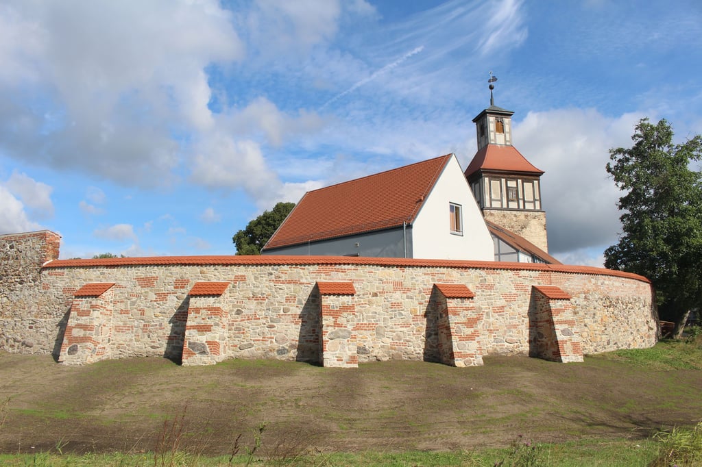 Die Walternienburger Burg mit Blick in die Richtung, wo hinter der Mauer die Baustelle ist.