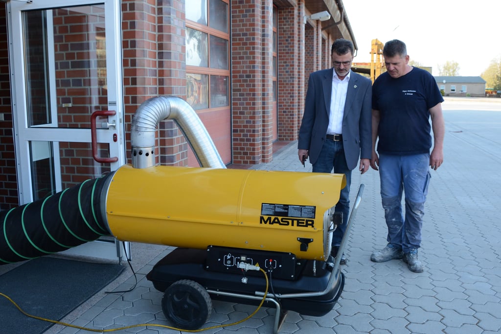 Verbandsgemeindebürgermeister Rüdiger Kloth (links) und der Seehäuser Wehrleiter Enrico Schmidt begutachten die Lüftungstechnik.