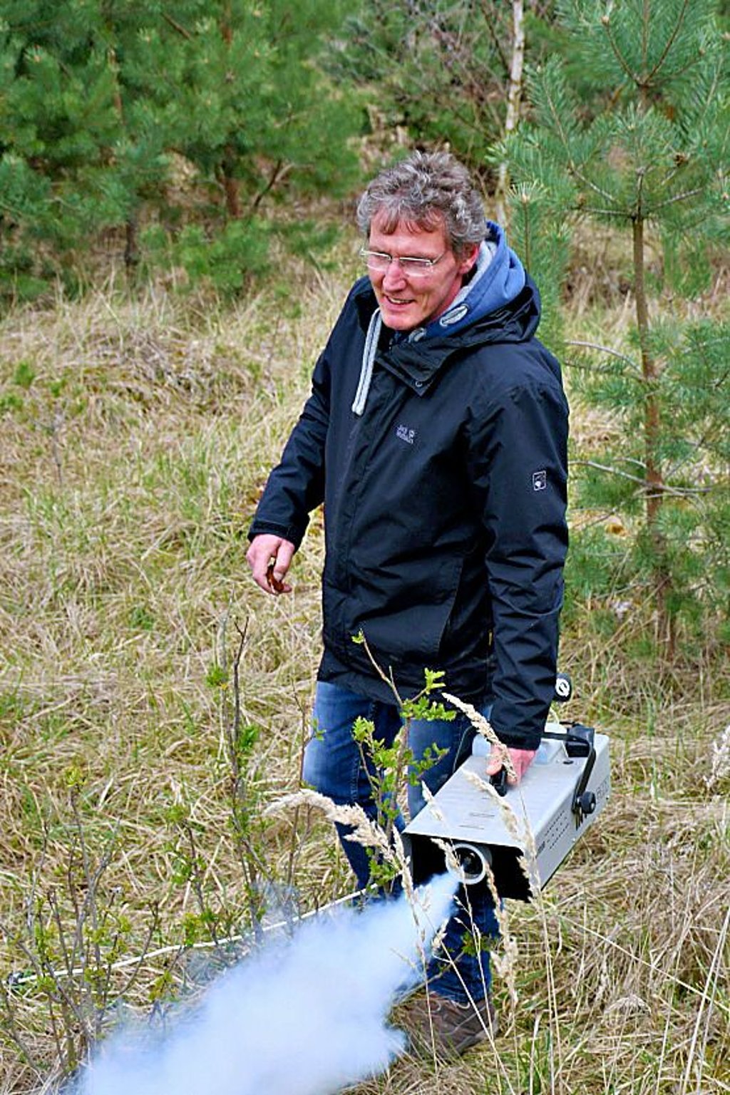 Jörg Kluge lässt Nebel im Wald aufsteigen.