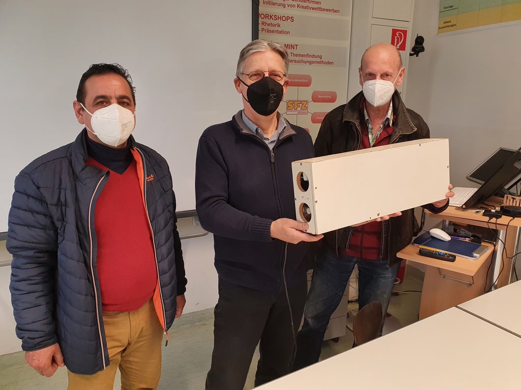Das Havelberger Schülerinstitut hat für sein Computerkabinett eine vom Repaircafé in Stendal entwickelte Filteranlage in Empfang genommen. Von links: Reza Gharehdaghi aus Stendal, SITI-Leiter Hannes König und Dietrich Zosel aus Stendal.