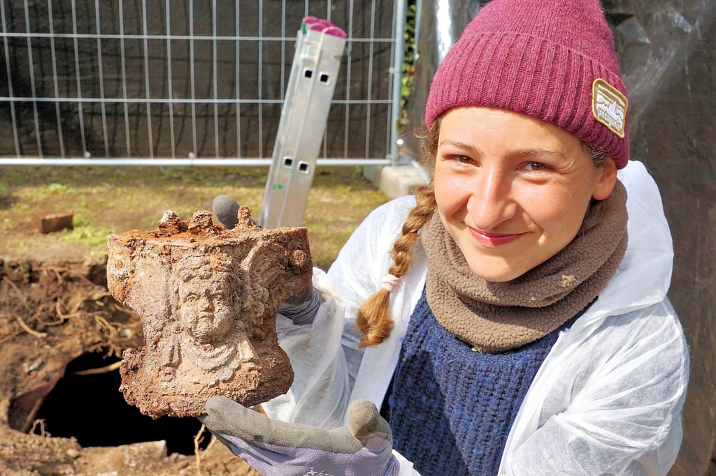 Archäologin Claudia Schaller fand in der Gruft (Hintergrund) unter anderem solche Puttenfiguren aus Gusseisen an den Füßen eines der Särge.     
