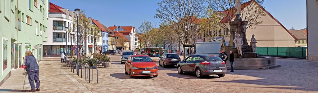 Wenn es auf dem Schönebecker Marktplatz eng wird, hebt sich das Shared-Space-Konzept schnell auf und die Verkehrsräume werden nach der gewohnten Struktur genutzt: Autofahrer, Radfahrer und Fußgänger in getrennten Bereichen.