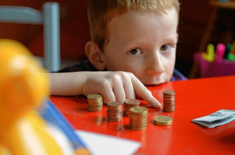 Die Erwachsenen können ihre Schenkung auch an eine Vorgabe knüpfen – etwa daran, dass die Kinder das Geld für ihre Ausbildung nutzen sollen.