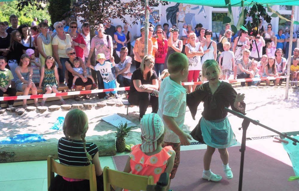Die Jüngsten im Erzieherteam haben mit den Kindern das Jubiläumsprogramm einstudiert.