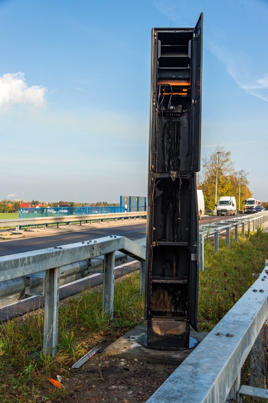 Unbekannte haben den Blitzer auf der B91 in Brand gesetzt.
