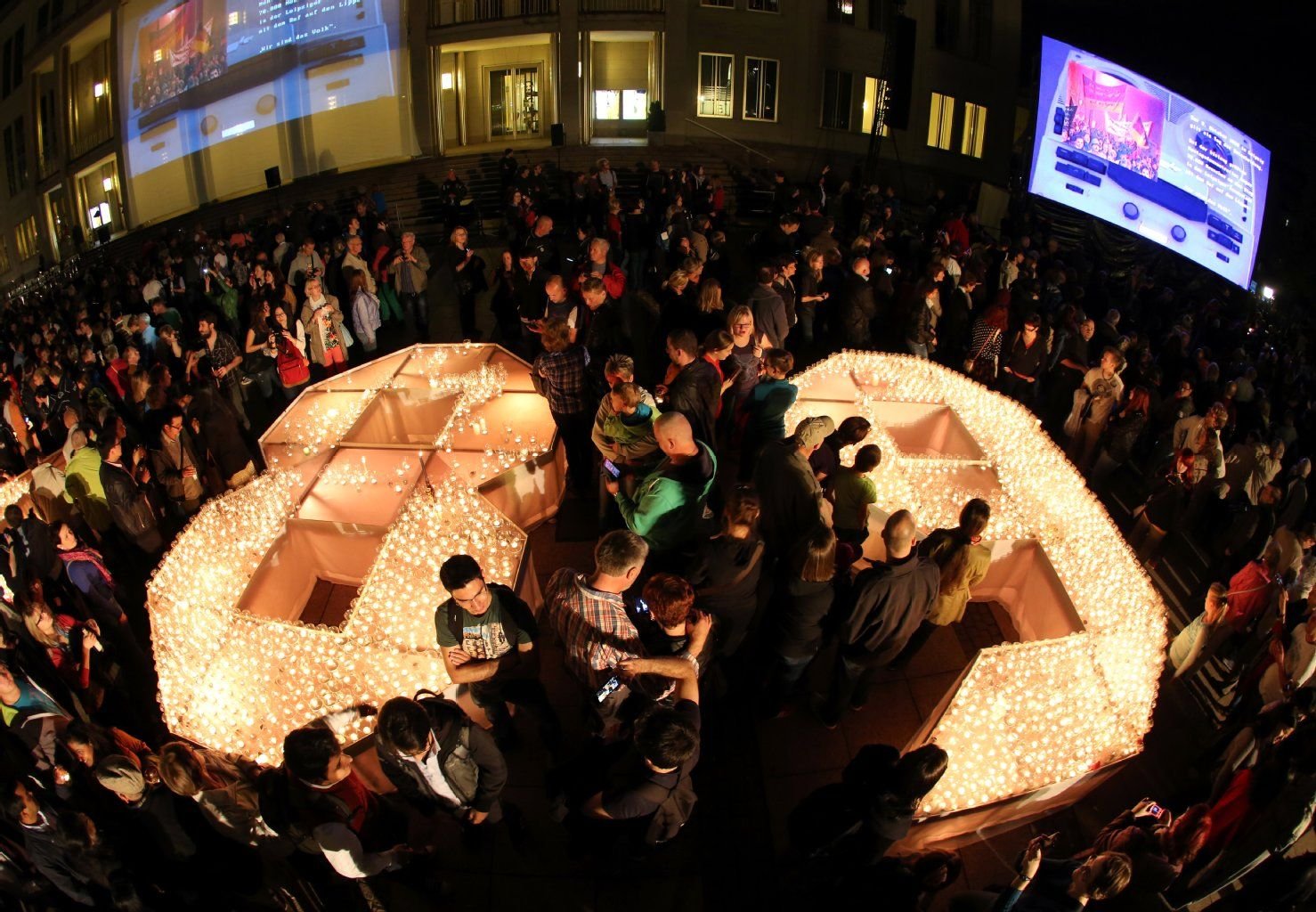 Besucher des Lichterfest haben eine riesige 89 aus Kerzen auf dem Augustusplatz in Leipzig aufgestellt.