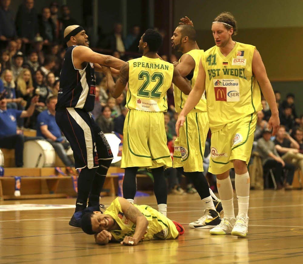 Abstiegskampf pur: Nate Gerwig (l.) rangelt sich, Wedels Diante Watkins liegt am Boden.