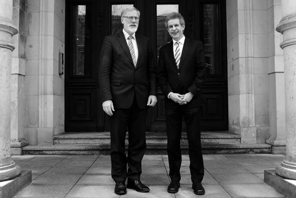 Zwei aus der Landesregierung Sachsen-Anhalts: der Chef der Staatskanzlei, Rainer Robra und der Pressesprecher, Matthias Schuppe. Markus Decker porträtiert sie in seinem Buch „Zweite Heimat“ zusammen mit weiteren Menschen aus dem Westen, denen der Osten zur Heimat wurde.
