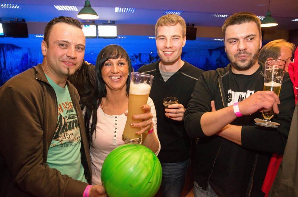 Für Christian Täsch, Sina Noack, Patrick Ockler und René Richter (v.l.) bildete das Schlosspark-Bowling-Center in der Kneipennacht nur eine Station. Ihr Ziel war es, alle teilnehmenden Lokale aufzusuchen.