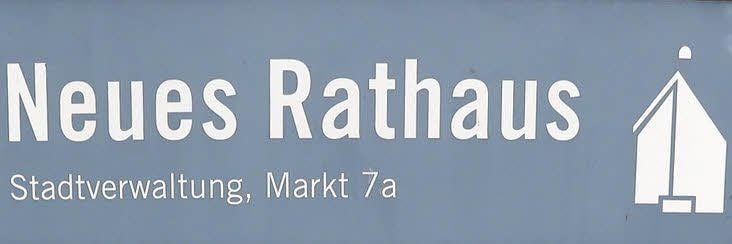 Schild am Neuen Rathaus am Markt 7a