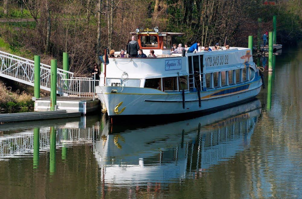 Die MS Captain Fu vor Anker in Merseburg.