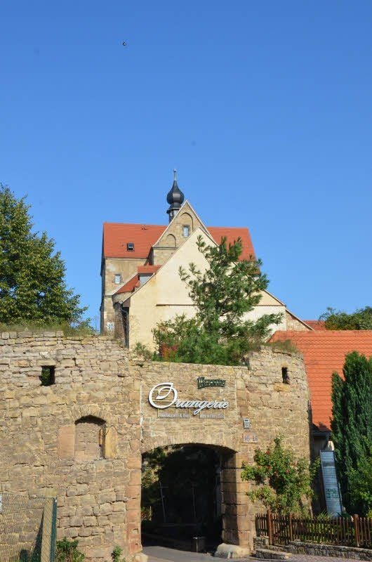Durchs alte Schloss-Tor zur neuen See-Terrasse