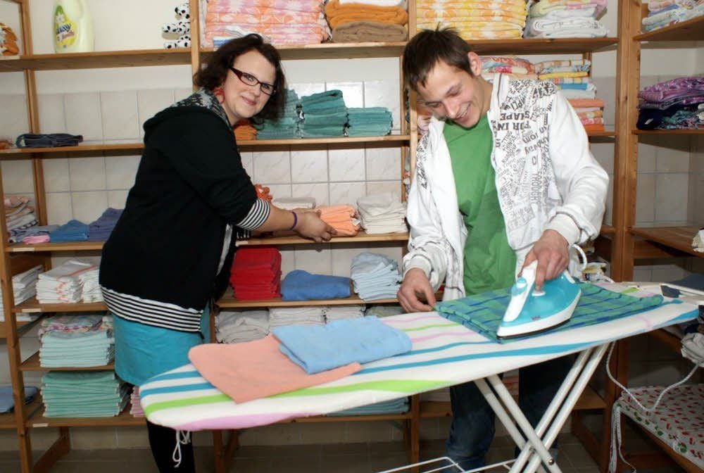 Hier lernen Annett Kühn und Max Birke das Bügeln.