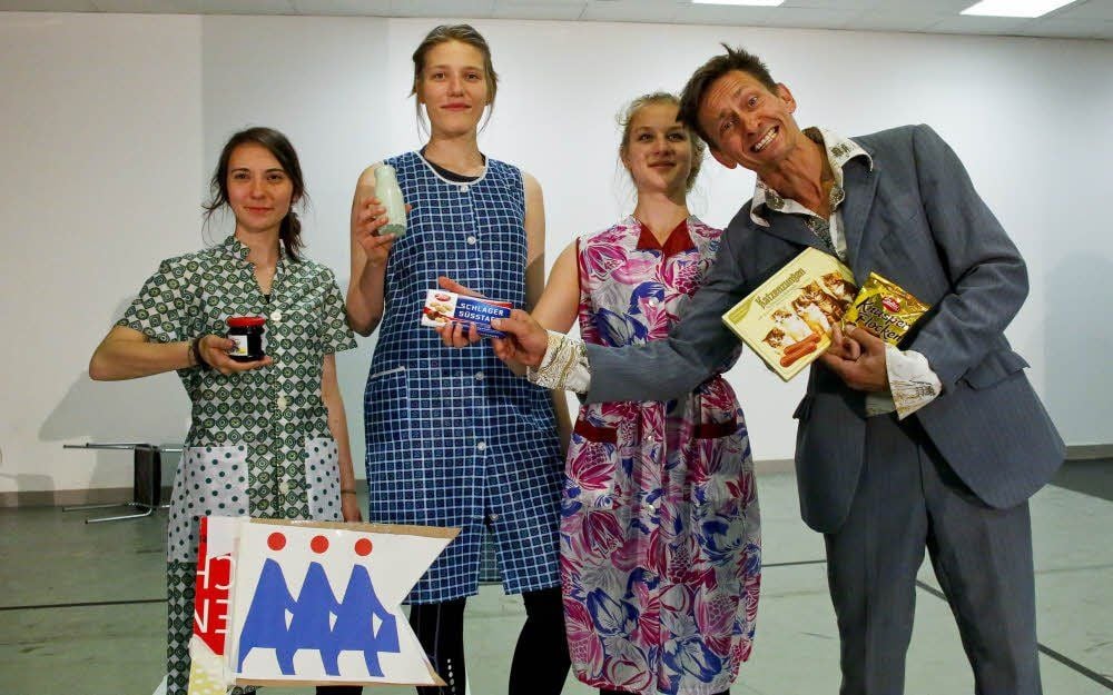 Schauspieler Frank Schilcher (rechts) zeigt am Samstag im Gasometer zusammen mit Jugendlichen aus Neustadt Szenen aus „Neu statt sterben“. Mit auf der Bühne sind Pauline Hornickel, Rosa Burzczyk und Pia Boehme (von links).