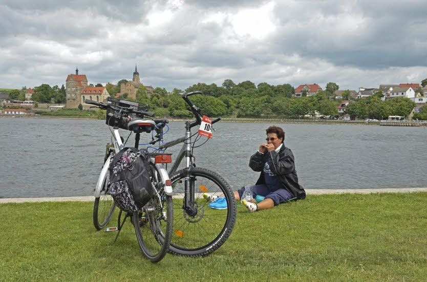 Heidi Zeug macht Essenspause am Süßen See und wartet auf ihre Mitfahrer.