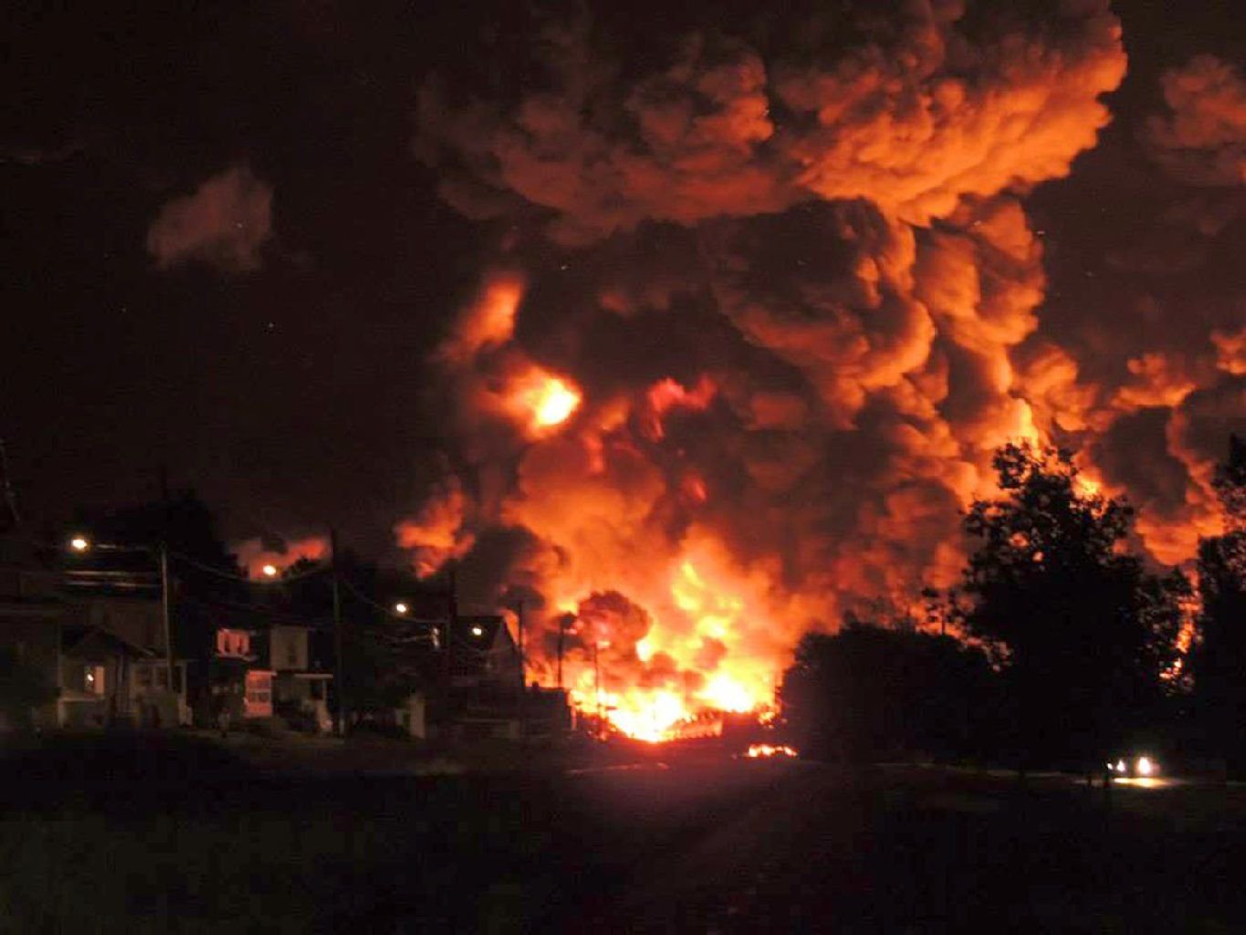 Feuer und dichter Qualm beherrschen in Lac-Mégantic in Kanada die Szenerie, nachdem Waggons eines Zuges explodiert sind.