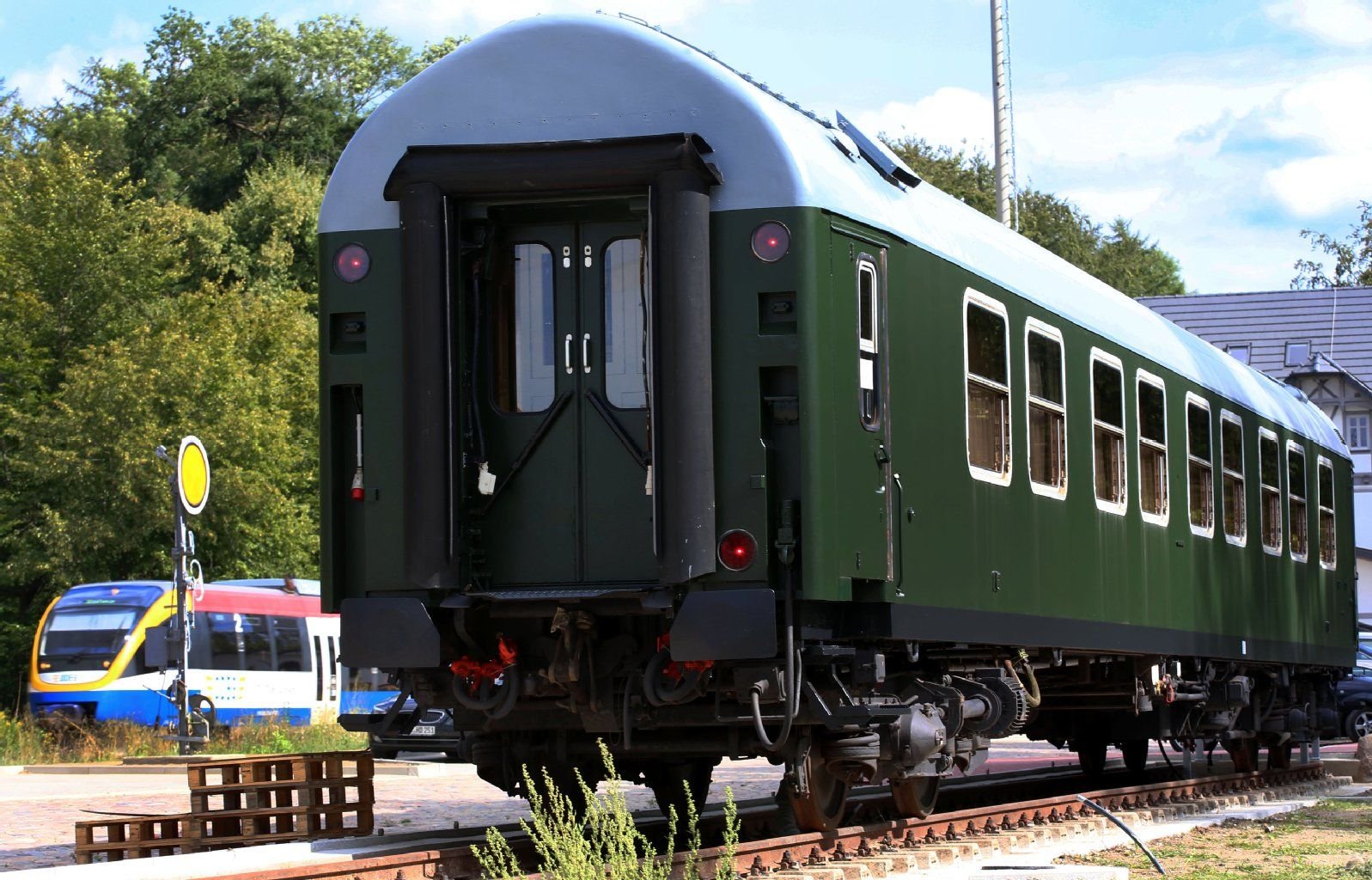 Der historische Salonwagen des ehemaligen DDR-Regierungszuges steht am Bahnhof von Gadebusch (Mecklenburg-Vorpommern).